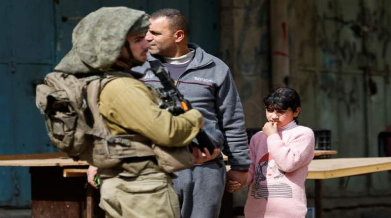 المرصد الأورومتوسطي: وثّقنا استخدام إسرائيل المعتقلين دروعا بشرية